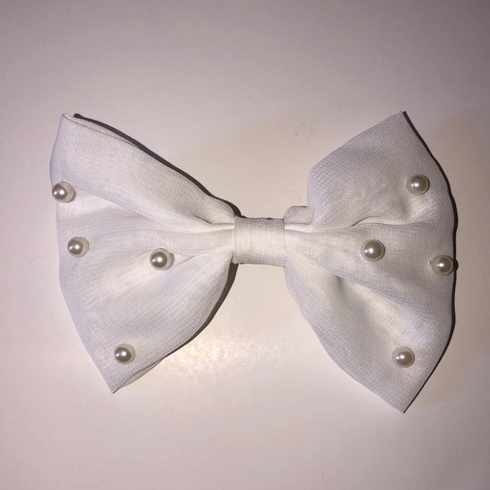 White hair bow